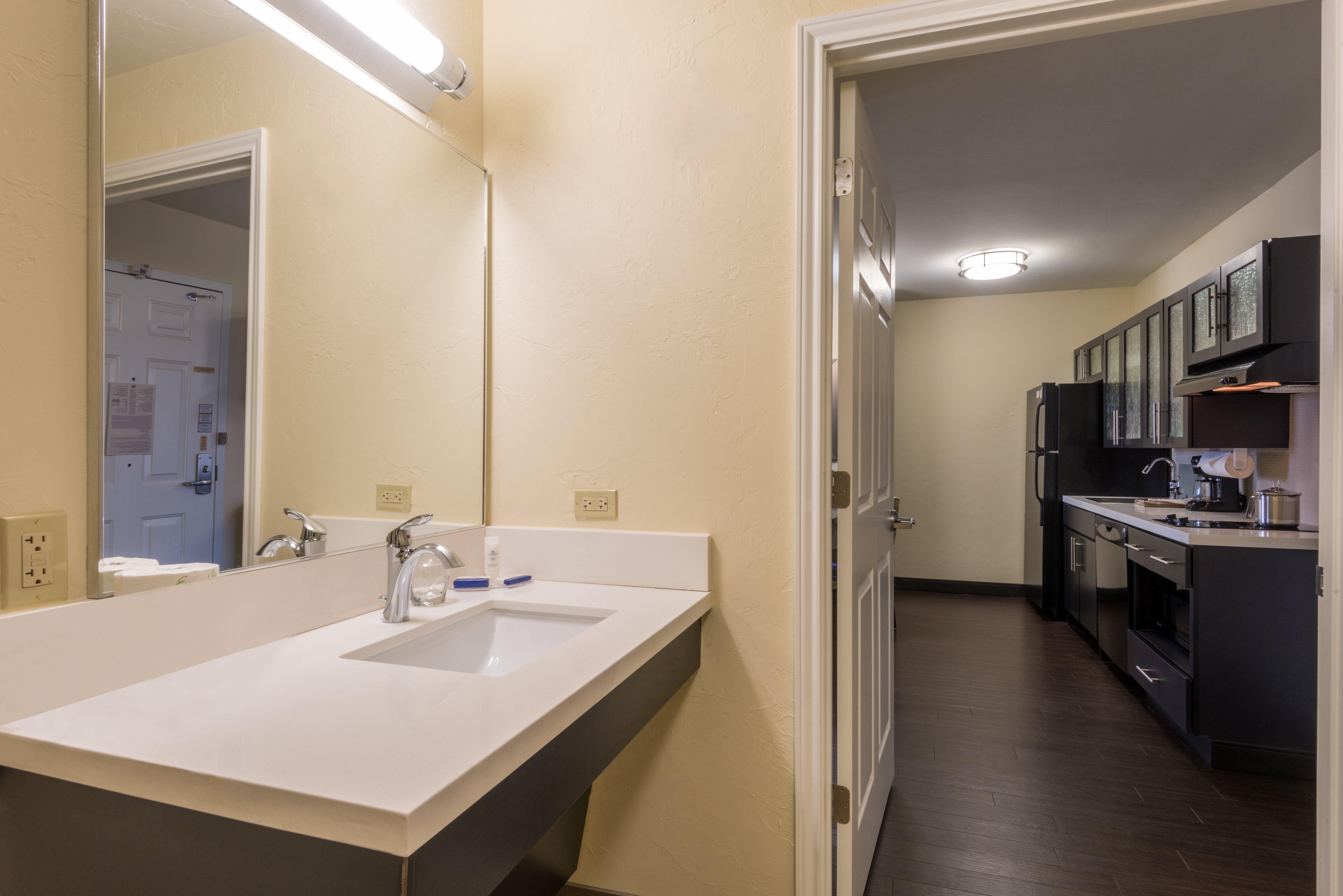 Candlewood Suites Del City By Ihg Екстериор снимка