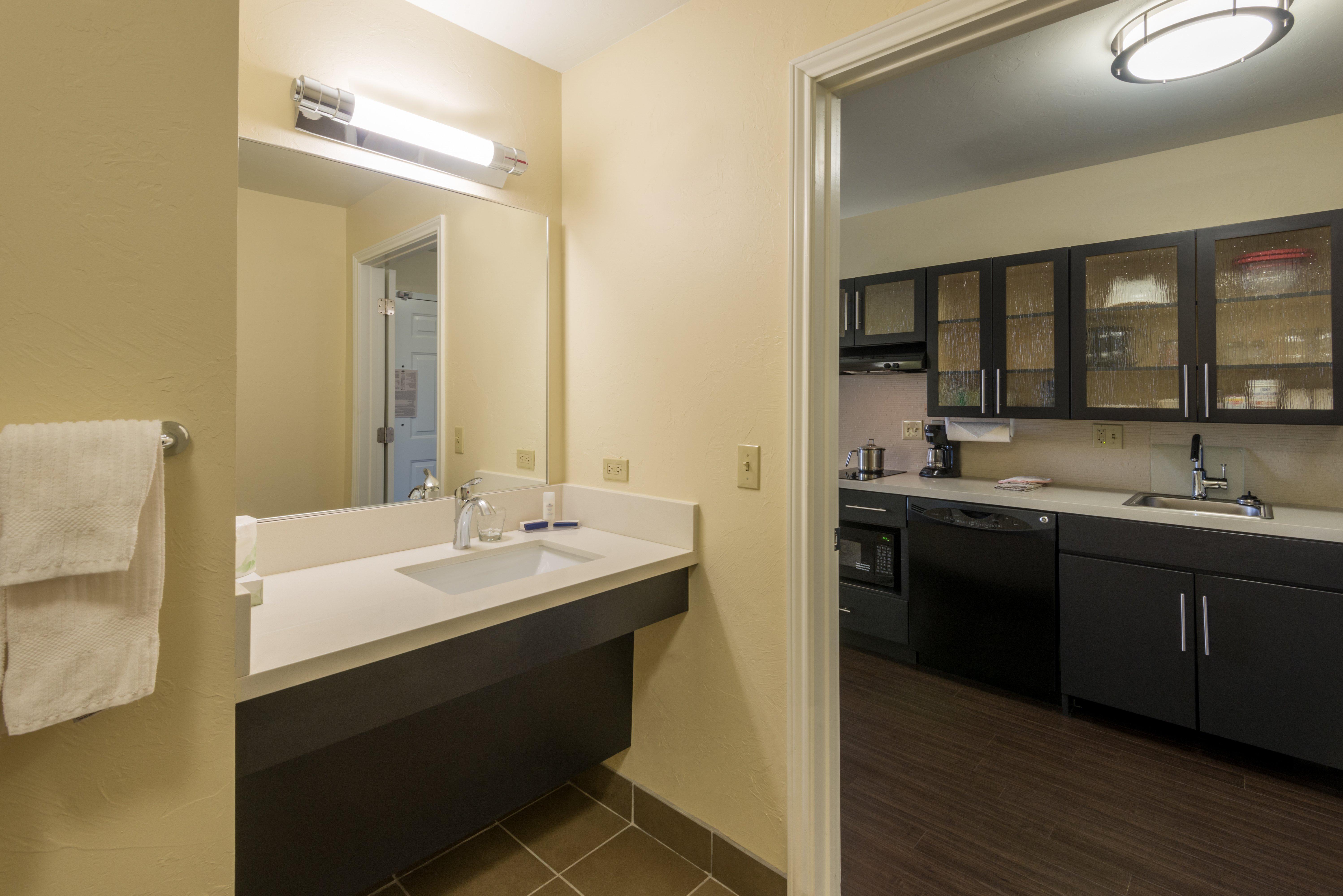 Candlewood Suites Del City By Ihg Екстериор снимка